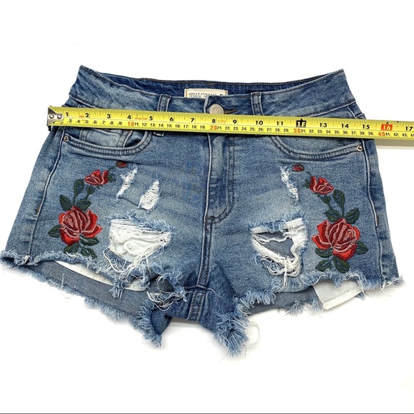 Urban Heritage high-rise distressed jean short (size 5 Junior/medium) - Picture 6 of 9